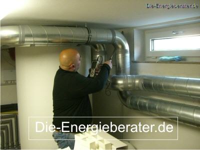 Leckagesuche während des Blower-Door-Tests